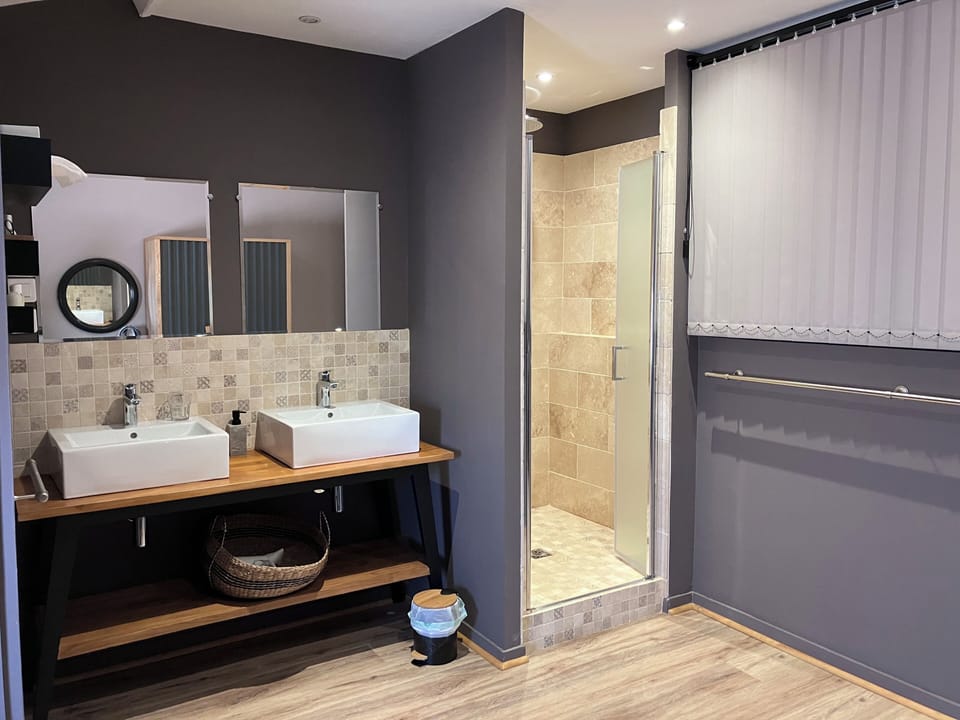Design Double Room, 1 Queen Bed (Chambre No 4) | Bathroom | Shower, rainfall showerhead, hair dryer, towels
