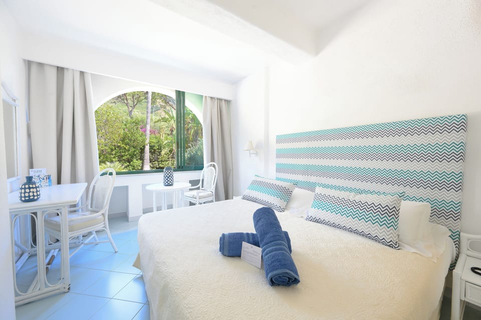 Comfort Room, Non Smoking, Garden View | Down comforters, in-room safe, desk, blackout drapes
