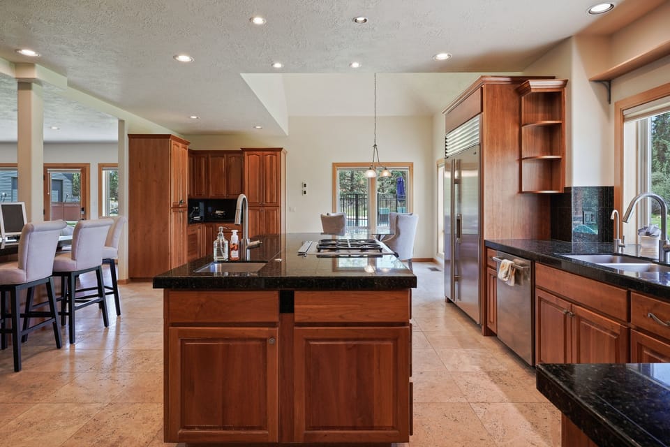 House, 5 Bedrooms | Private kitchen | Fridge, oven, coffee/tea maker, toaster
