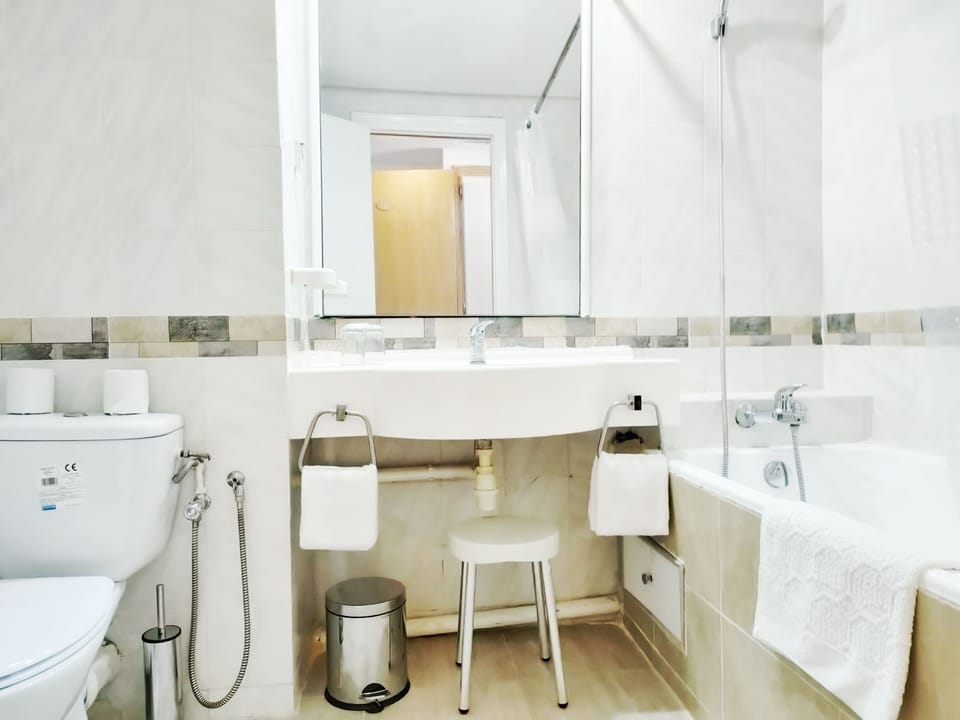 Combined shower/tub, rainfall showerhead, free toiletries, bathrobes