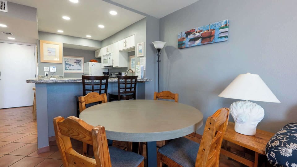 Condo, Multiple Beds, Balcony, Partial Sea View | Dining