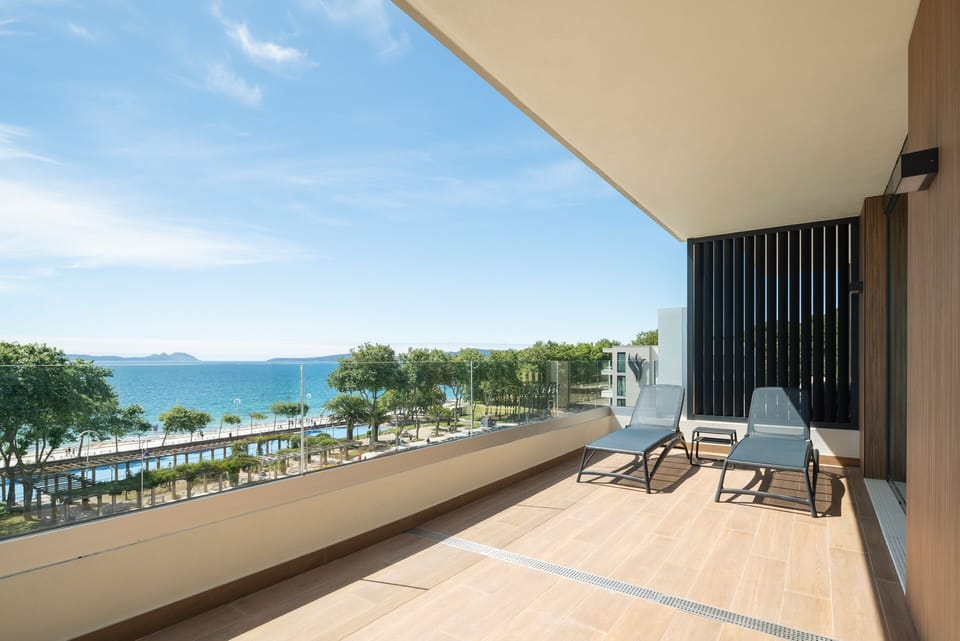 Deluxe Suite, Sea View | Terrace/patio