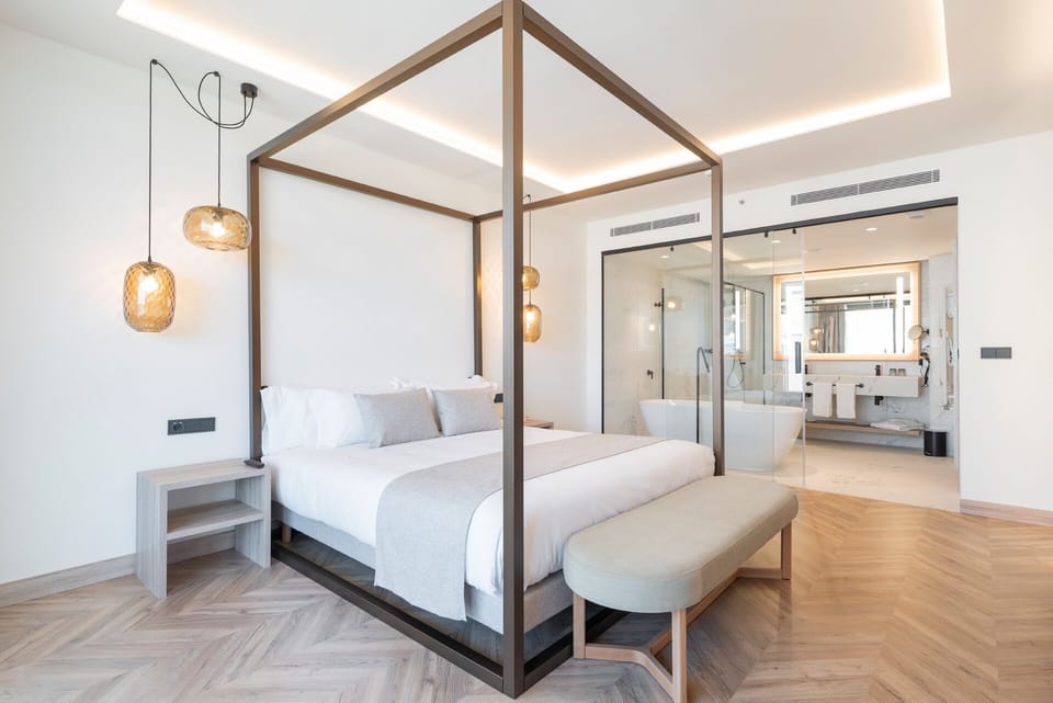 Standard Suite | In-room safe, individually decorated, individually furnished, desk