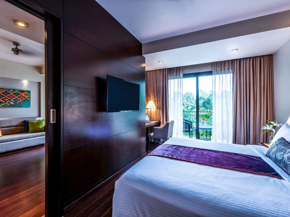 Premium bedding, pillowtop beds, minibar, in-room safe