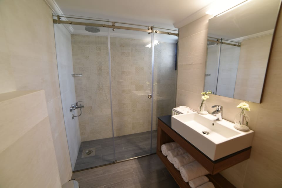Family Room, 2 Bedrooms | Bathroom | Shower, towels