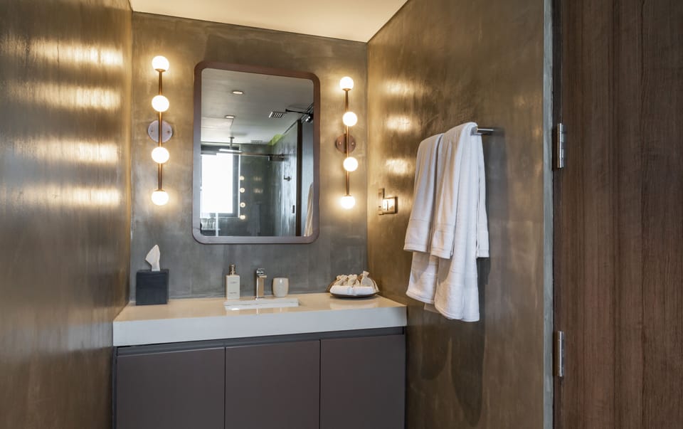 Shower, rainfall showerhead, free toiletries, hair dryer
