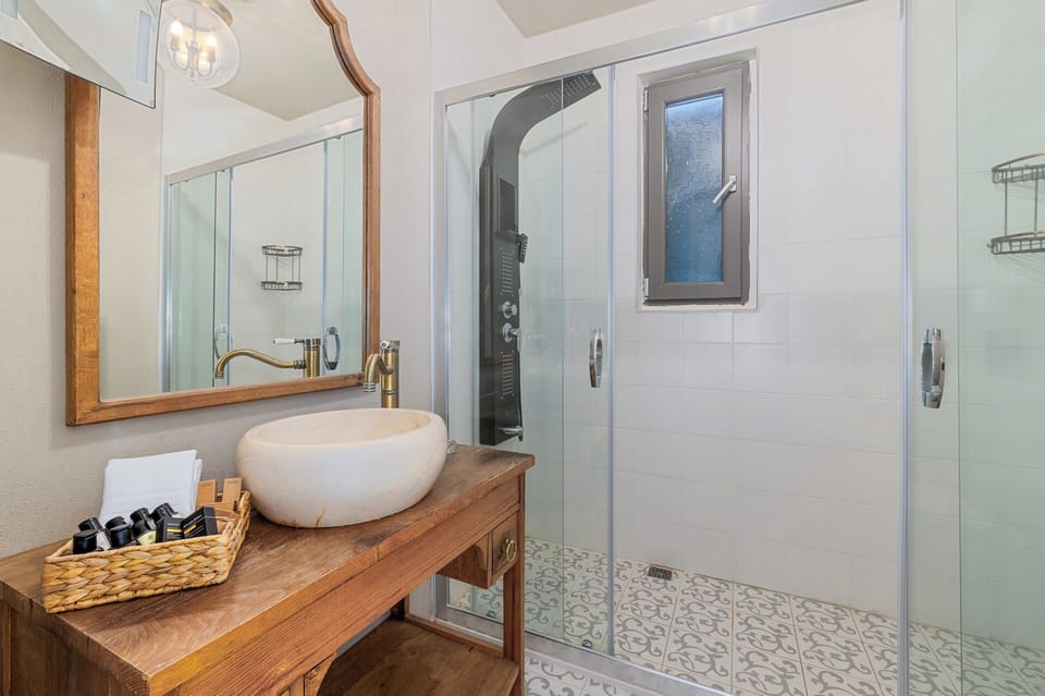 Executive Suite | Bathroom | Shower, free toiletries, hair dryer, bidet