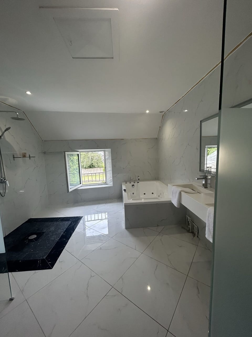 Luxury Room | Bathroom | Free toiletries, towels