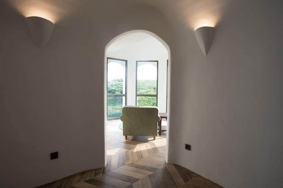 Corner Suite Castle | Lake view