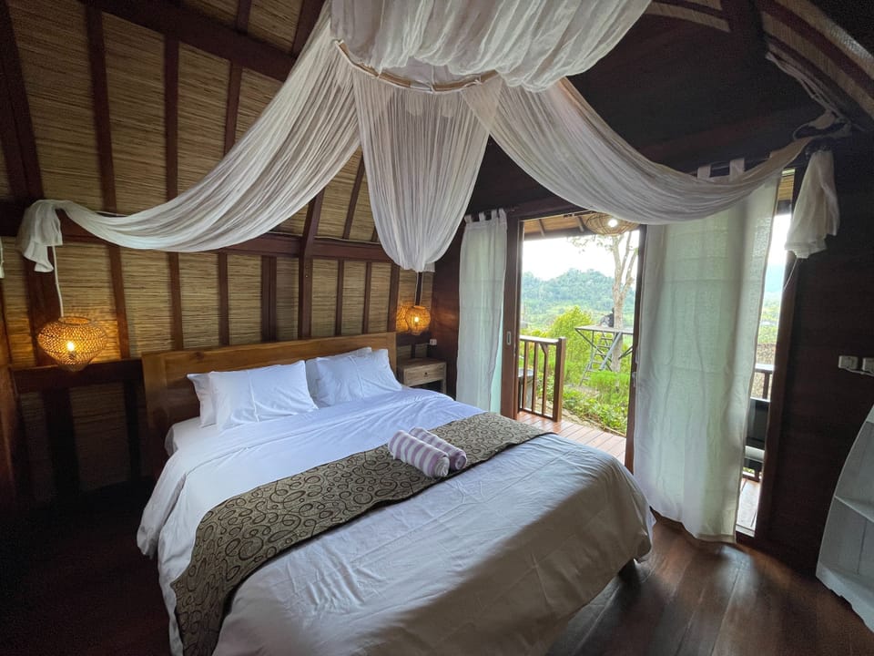 Akash Glamping | Desk, free WiFi, bed sheets