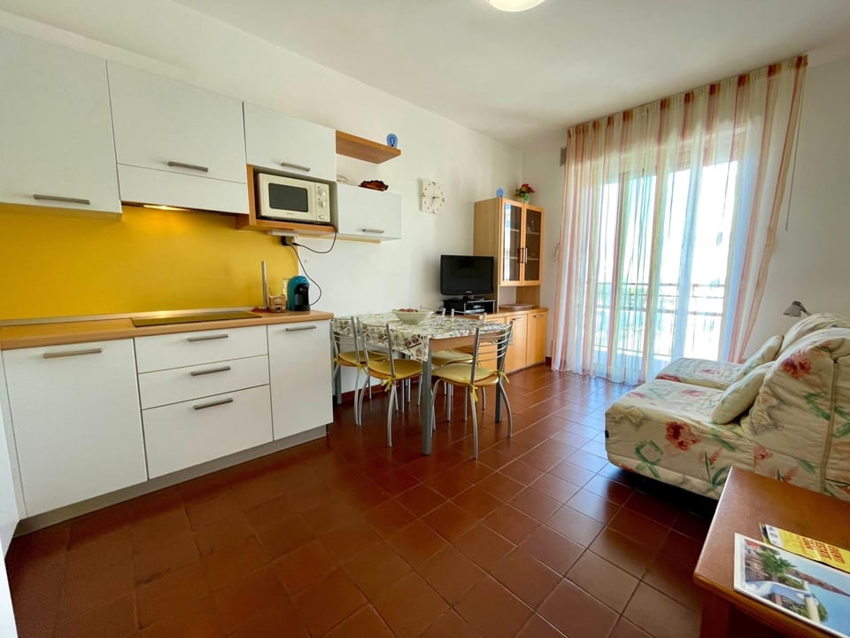 Apartment, 1 Bedroom, Balcony, City View | Living room | TV