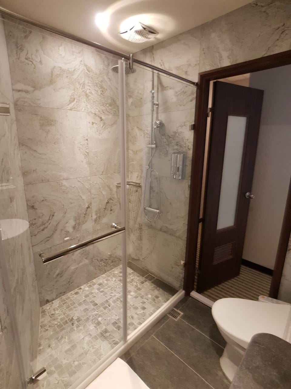 Superior Room | Bathroom | Shower, rainfall showerhead, free toiletries, hair dryer