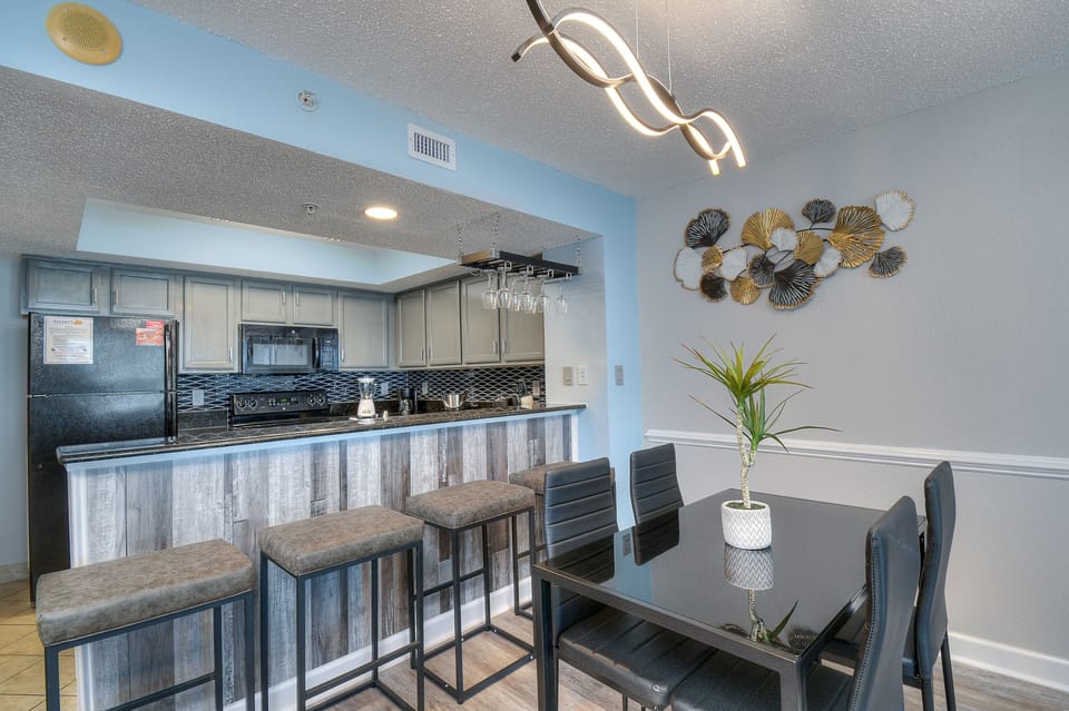 Condo, 1 Bedroom, Balcony, Oceanfront (604A) | In-room dining