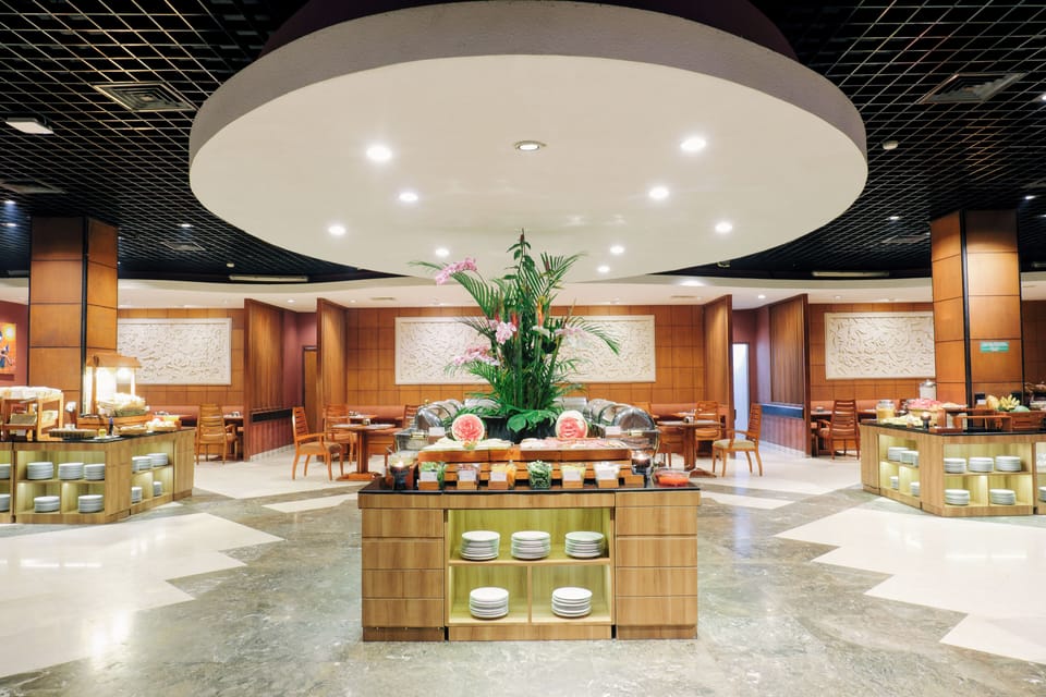 2 restaurants; breakfast, lunch, and dinner served
