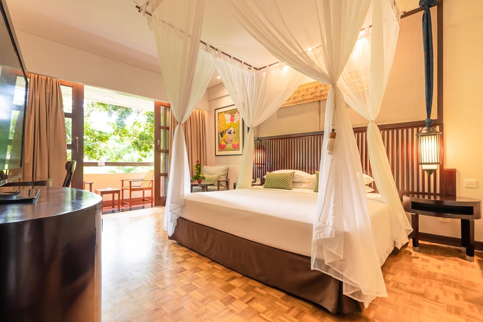Romantic Room | Minibar, in-room safe, desk, laptop workspace