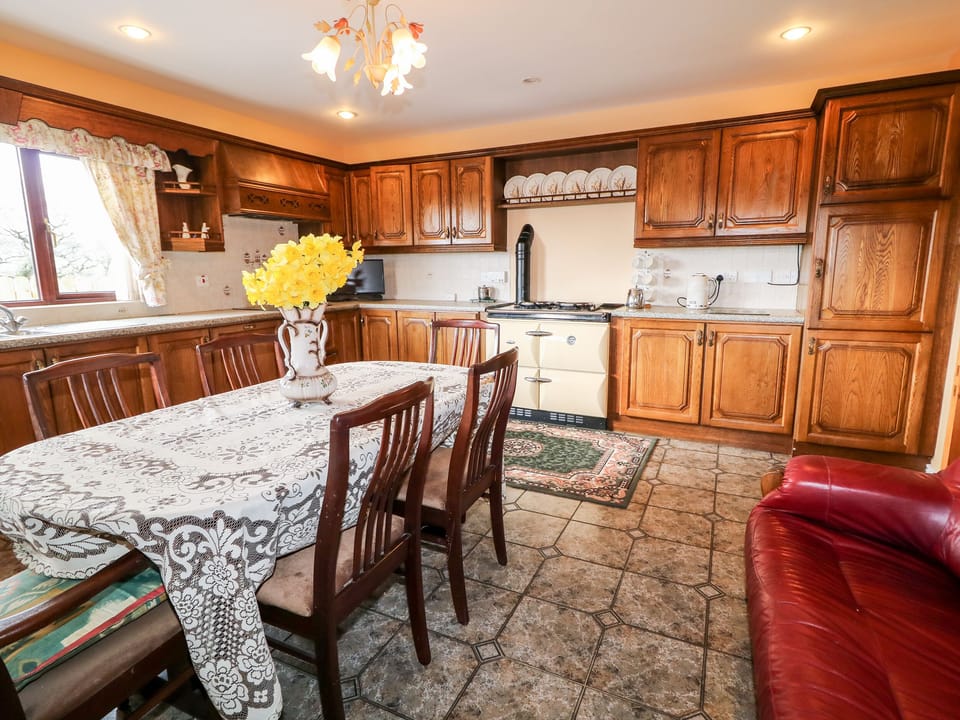 Cottage | Private kitchen | Fridge, dishwasher, electric kettle, toaster