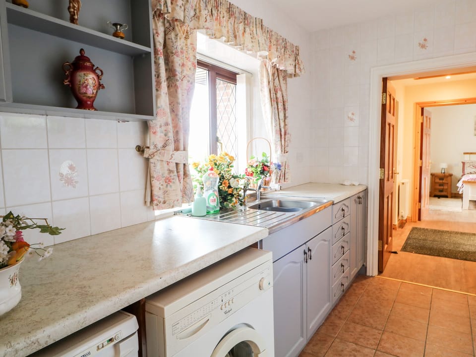 Cottage | Private kitchen | Fridge, microwave, dishwasher, electric kettle
