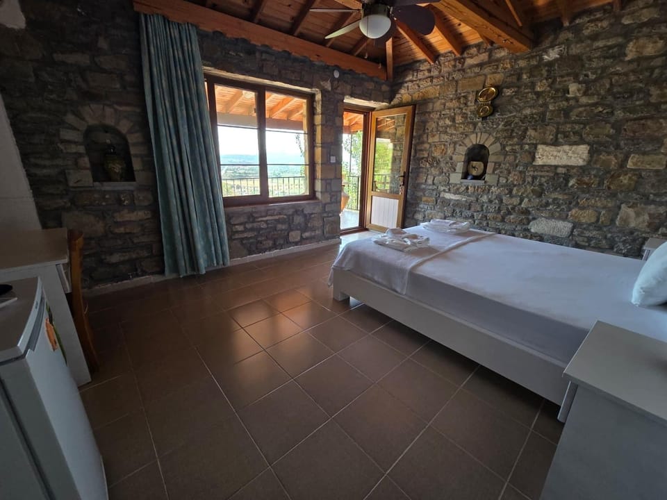 Standard Room | Desk, WiFi (free), bed sheets