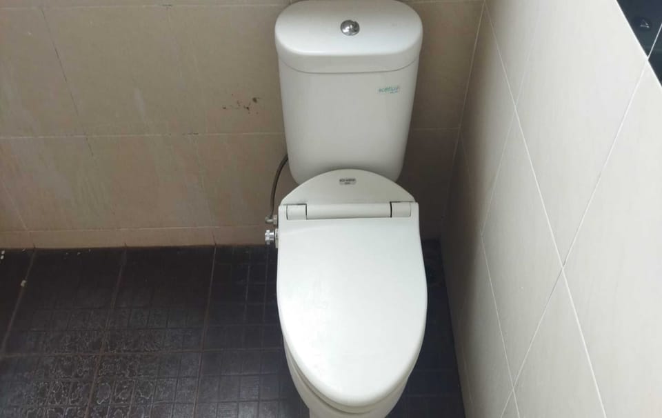 Standard Twin Room | Bathroom | Shower, rainfall showerhead, soap, shampoo