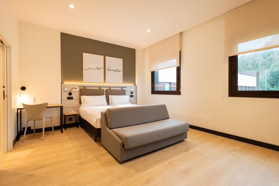 Deluxe Room | In-room safe, desk, laptop workspace, soundproofing