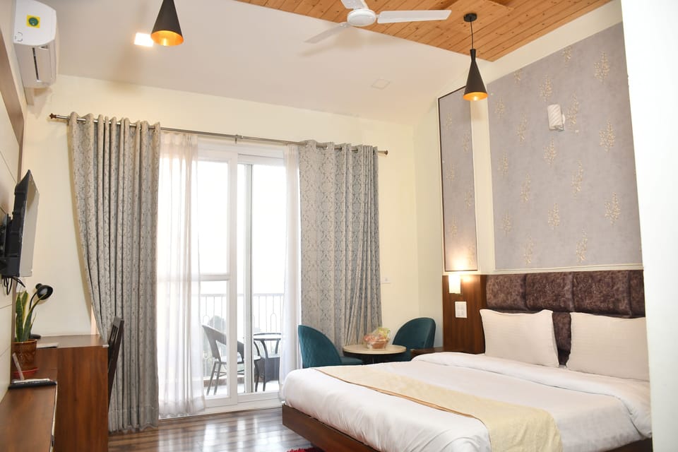 Superior Room | Laptop workspace, iron/ironing board, free WiFi, bed sheets