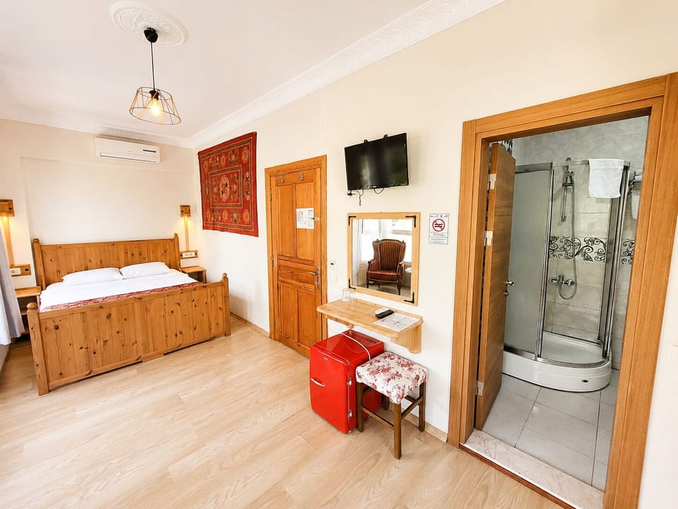 Comfort Double Room | Minibar, WiFi (free), bed sheets