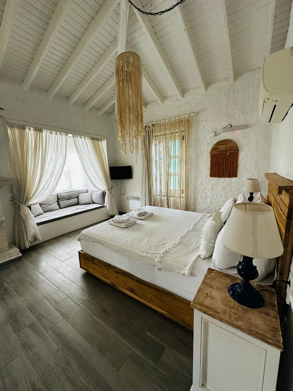 Minibar, free WiFi, bed sheets