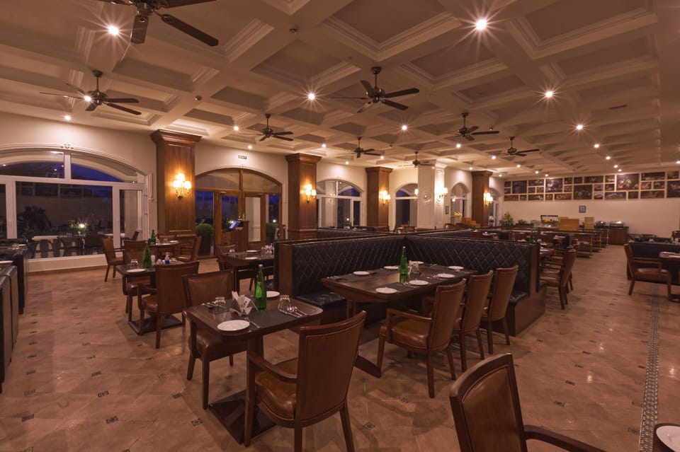 2 restaurants; breakfast, lunch, dinner, and brunch served