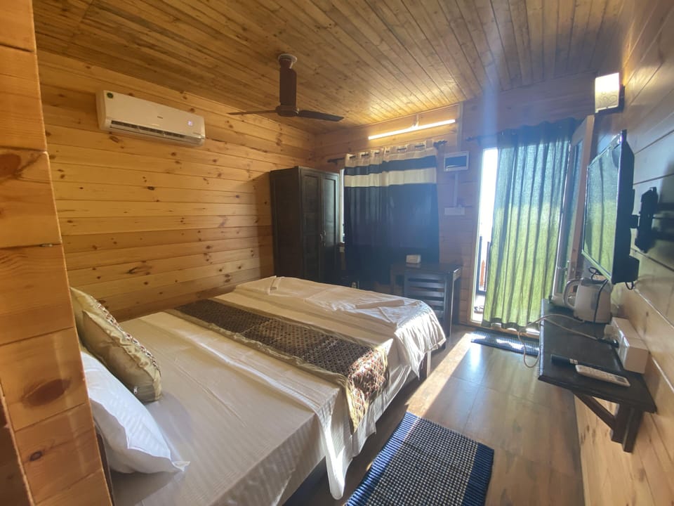 Minibar, iron/ironing board, free WiFi