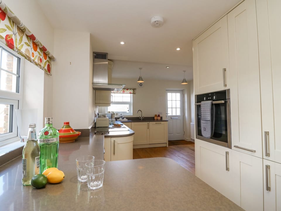 Cottage | Private kitchen | Fridge, microwave, dishwasher, electric kettle