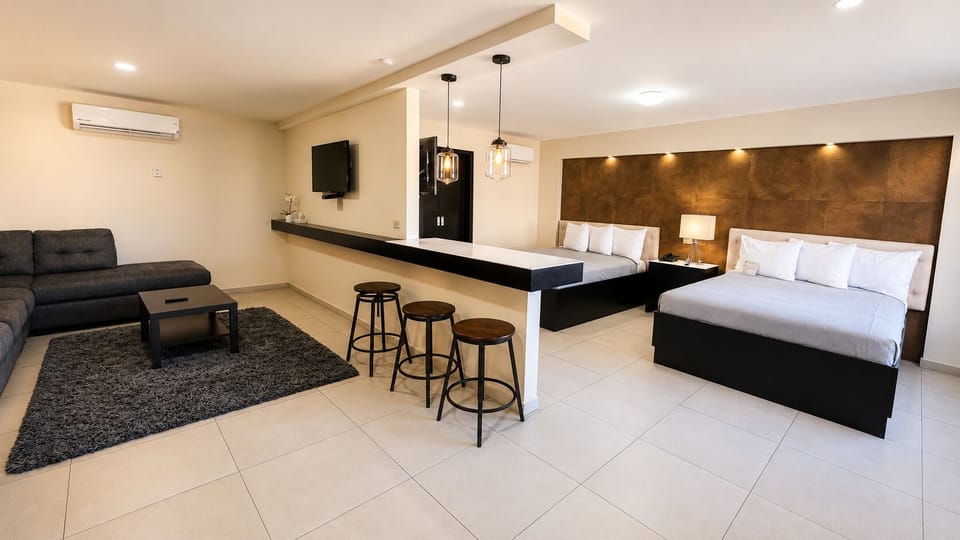 JR SUITE DOUBLE | Laptop workspace, blackout drapes, iron/ironing board, free WiFi