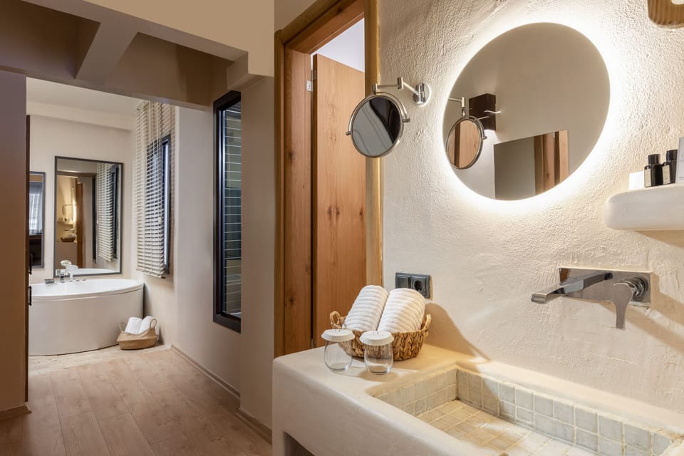 Wellness Spa Suite | Premium bedding, minibar, in-room safe, desk