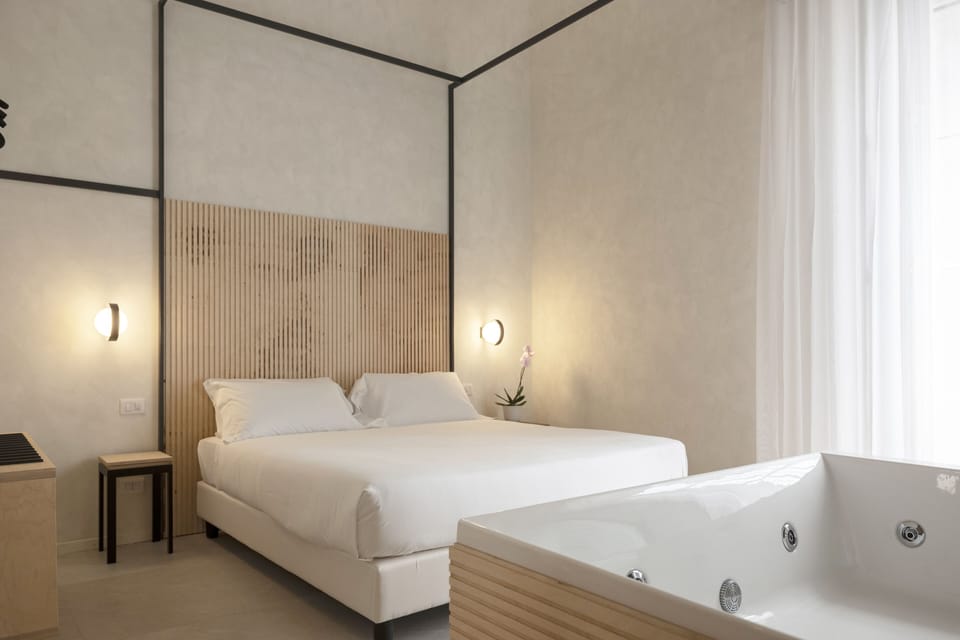 Honeymoon Suite | Minibar, in-room safe, individually decorated, individually furnished