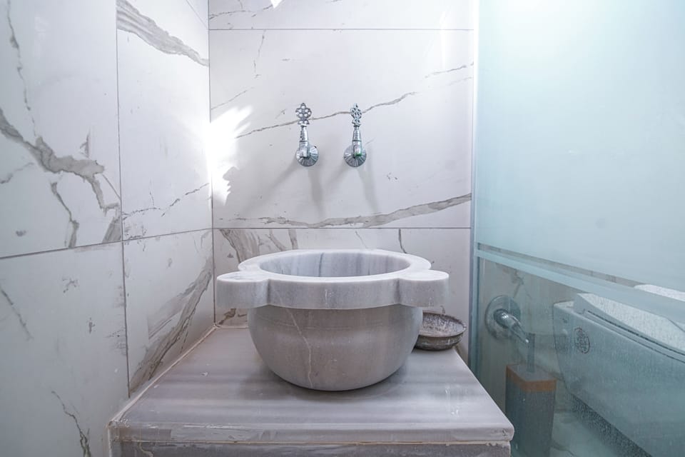 Standard Triple Room | Bathroom | Shower, rainfall showerhead, hair dryer, towels