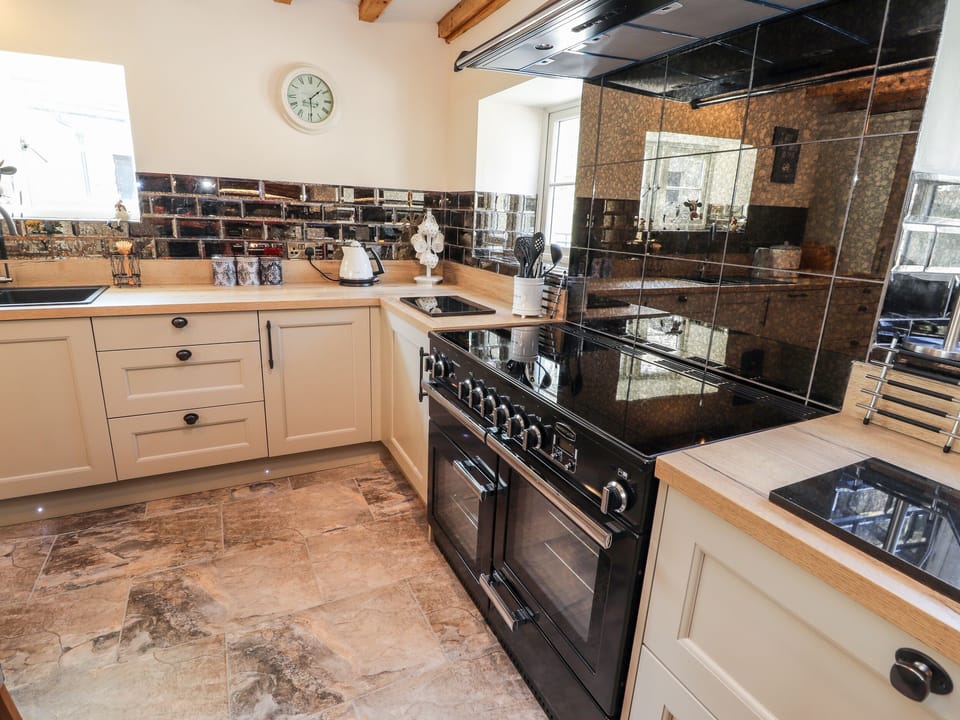 Cottage | Private kitchen | Fridge, microwave, dishwasher, electric kettle