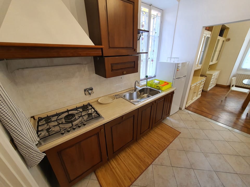 City Villa | Private kitchen | Full-size fridge, coffee/tea maker