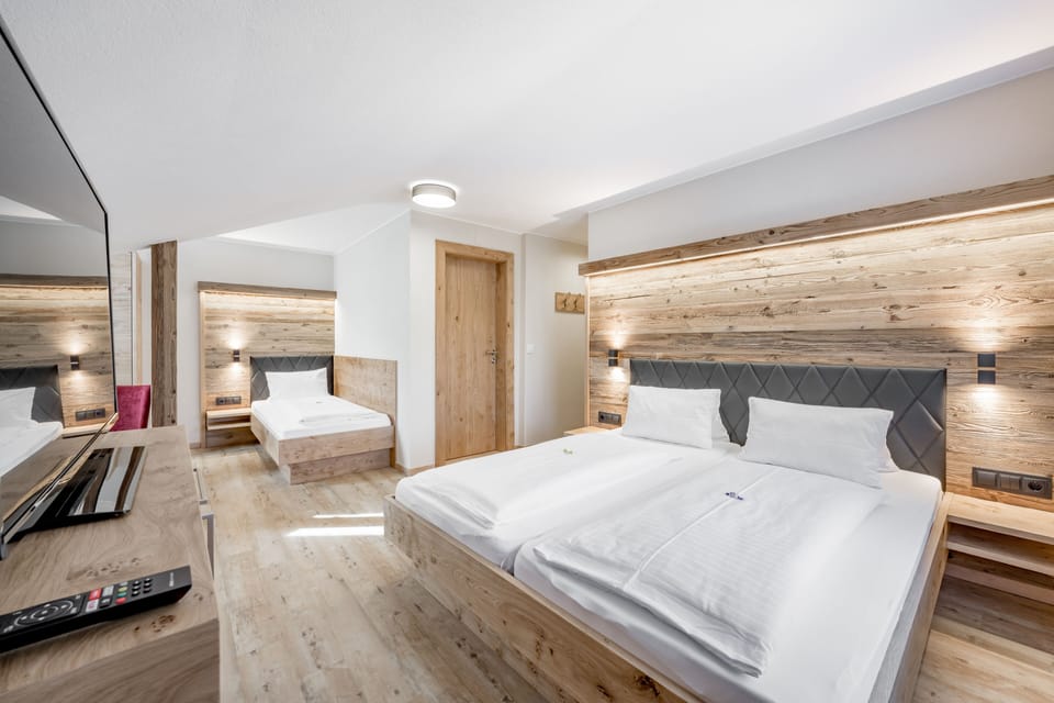 Triple Room | Hypo-allergenic bedding, in-room safe, free WiFi, bed sheets