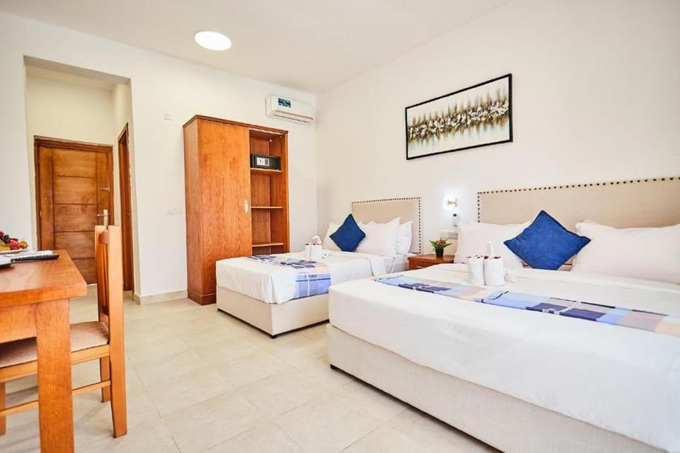 Deluxe Room, 1 King Bed, Pool View | Minibar, in-room safe, desk, soundproofing