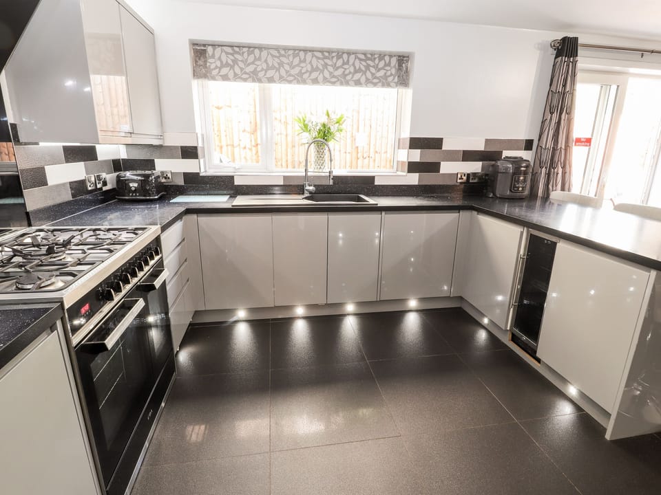 Cottage | Private kitchen | Fridge, dishwasher, electric kettle, toaster