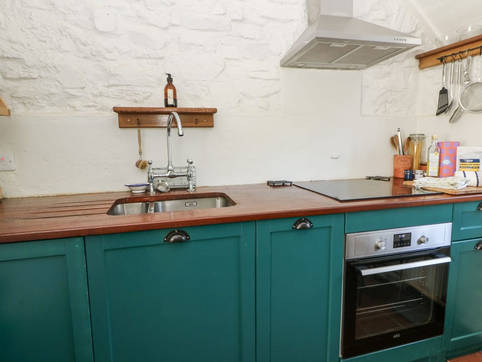 Cottage | Private kitchen | Fridge, microwave, dishwasher, electric kettle