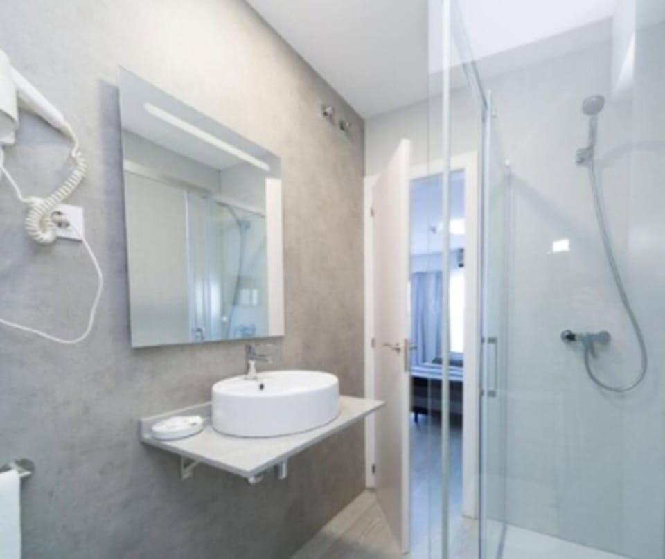 Standard Triple Room | Bathroom | Shower, free toiletries, hair dryer, towels