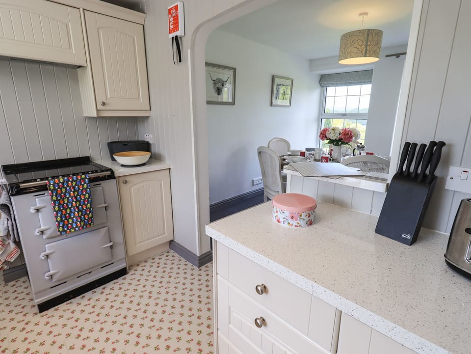 Cottage | Private kitchen | Fridge, dishwasher, cookware/dishes/utensils