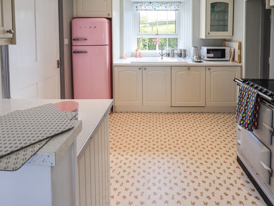Cottage | Private kitchen | Fridge, dishwasher, cookware/dishes/utensils