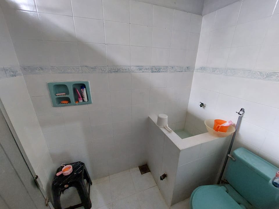 Deluxe Room | Bathroom | Shower, rainfall showerhead, soap, shampoo