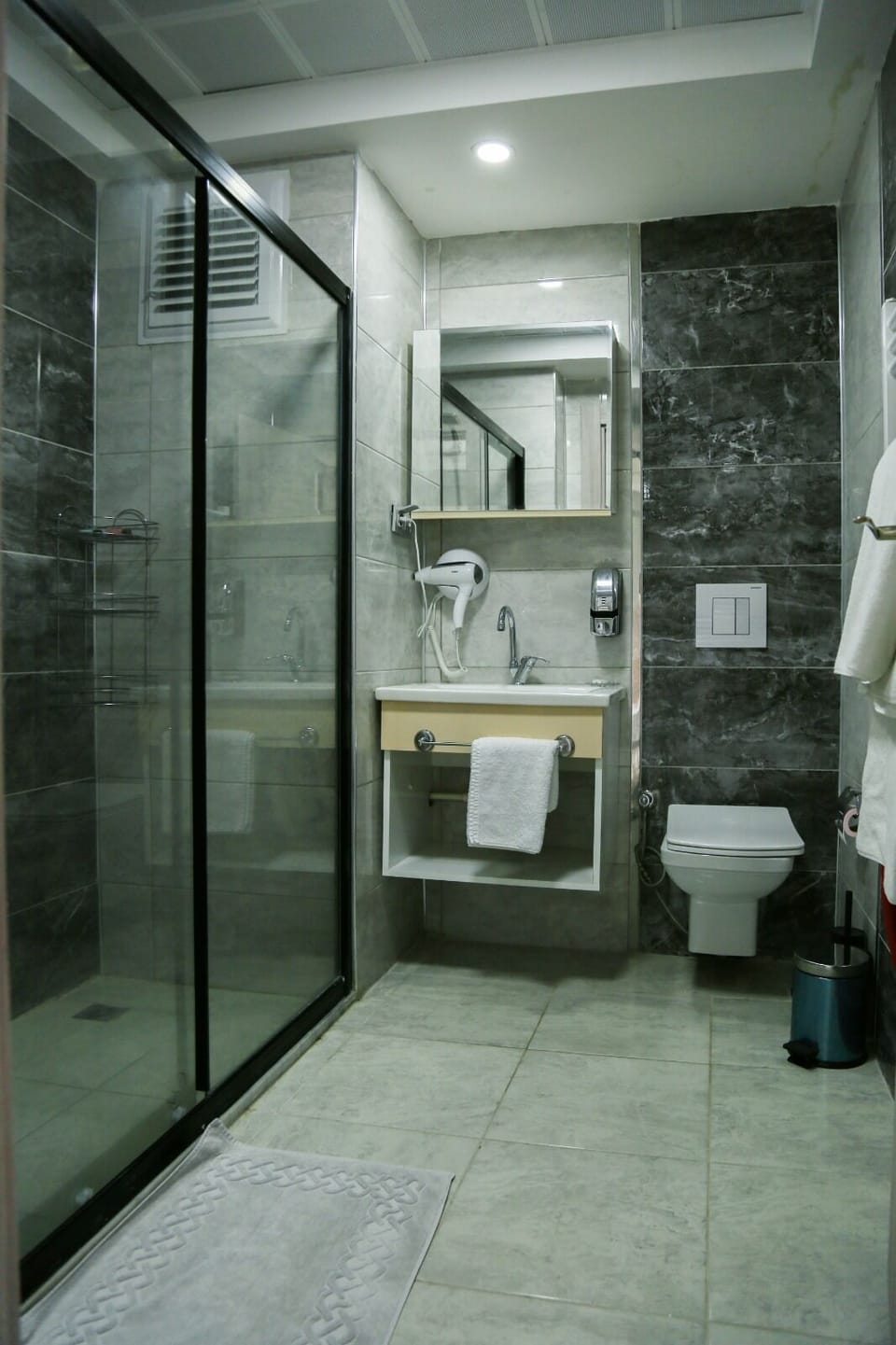 Family Suite | Bathroom | Free toiletries, hair dryer, slippers
