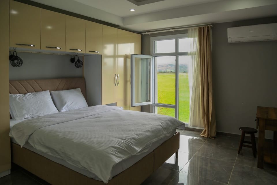Family Suite | Desk, laptop workspace, iron/ironing board, free WiFi