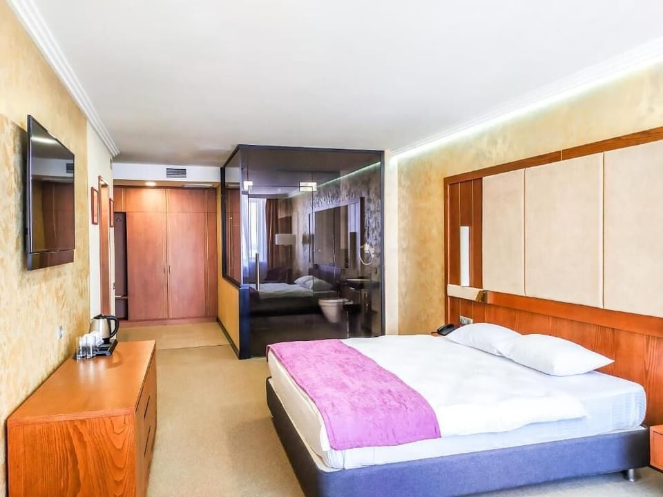 Egyptian cotton sheets, premium bedding, minibar, in-room safe