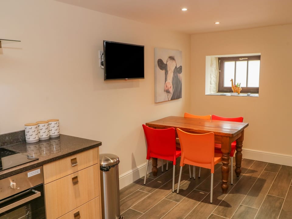 Cottage | Private kitchen | Fridge, microwave, dishwasher, electric kettle