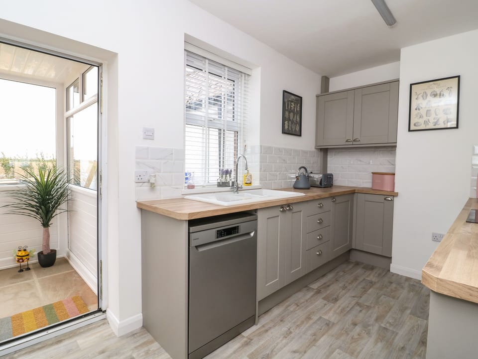 Cottage | Private kitchen | Fridge, dishwasher, cookware/dishes/utensils