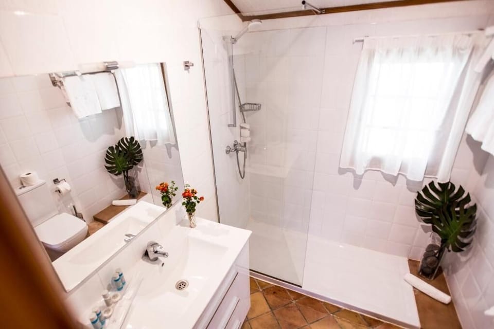 2 Bedroom Bungalow | Bathroom | Towels